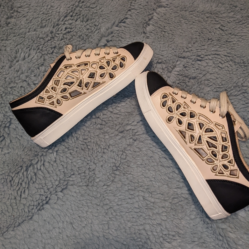 Casual shoes tennis shoes